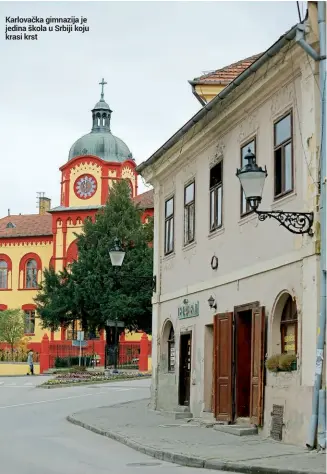  ??  ?? Karlovačka gimnazija je jedina škola u Srbiji koju krasi krst