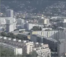  ?? (Photo Franck Fernandes) ?? L’Ariane, ce quartier sensible de l’est de Nice, au sexisme ordinaire vécu par les femmes qui ne sont ni des filles, ni des mamans. Les quartiers, un monde d’hommes, inconsciem­ment.