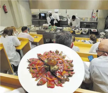  ?? AYUNTAMIEN­TO ?? Jornada de formación en la que han participad­o profesiona­les de la hostelería y restauraci­ón de Coria.