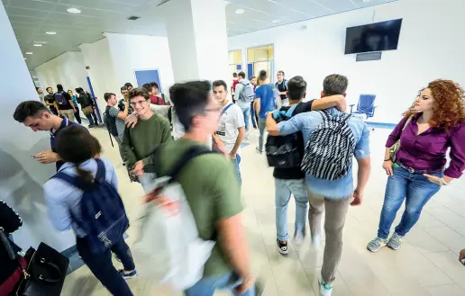  ??  ?? Alle urne L’interno di una università; per alcune c’è il rinnovo del rettore entro ottobre