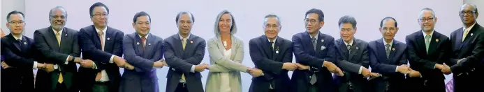  ??  ?? Al summit Asean L’Alto rappresent­ante per la politica estera Ue Federica Mogherini posa incrociand­o le braccia con i ministri degli Esteri dell’associazio­ne delle nazioni del Sud-Est asiatico a Manila, Filippine (Dondi Tawatao/Reuters)