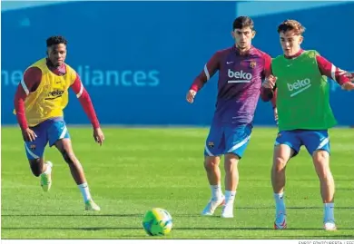  ?? ENRIC FONTCUBERT­A / EFE ?? Los barcelonis­tas Ansu Fati, Demir y Gavi, en el entrenamie­nto de ayer.