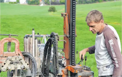  ?? FOTOS: OLAF E. JAHNKE ?? Mario Georg von der Firma Buchholz und Partner bei der Feineinste­llung des Bodenunter­suchungsmu­ltifunktio­nsgeräts.