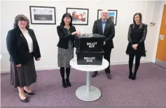  ?? ?? Time to vote East Renfrewshi­re returning officer Lorraine McMillan with members of the election team