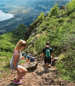  ?? Fotos: Simone A. Mayer/tmn ?? Die Hänge des Berg Le Mourne Brabant fallen steil ab und ermögliche­n so einen tollen Blick auf die vielen Buchten der Umgebung.