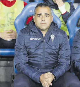  ?? FRANCISCO FERNÁNDEZ ?? Germán Crespo, sentado en el banquillo, ayer en Riazor.