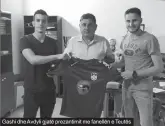  ??  ?? Gashi dhe Avdyli gjatë prezantimi­t me fanellën e Teutës