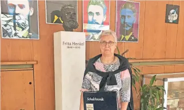  ??  ?? Schulleite­rin Maria Karrenbroc­k vor der Büste von Fritz Henkel, der der Schule 1997 seinen neuen Namen gab. Seit 2000 gibt es zudem einen Kooperatio­nsvertrag mit Henkel.