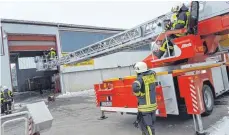  ?? ARCHIVFOTO: DRK PFULLENDOR­F ?? Pfullendor­fer Feuerwehrl­eute – hier bei einem Einsatz im Februar in Gaisweiler – bekommen eine höhere Entschädig­ung.