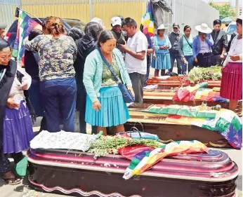  ?? CARLOS LÓPEZ ?? Familiares de los fallecidos en los luctuosos hechos de Sacaba.