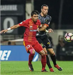  ??  ?? Selangor captain Razman Roslan (left) believes his side will break JDT’s perfect run at home when the two sides meet in the Malaysia Cup Group D match in Larkin on Saturday. Full of confidence: