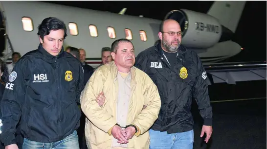  ??  ?? De México a EE UU. Momento en el que «El Chapo» es trasladado a una prisión de Manhattan tras su extradició­n en 2017