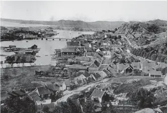  ?? FOTO: MANDAL BIBLIOTEK / DBVA.NO ?? Utsnitt av postkort fra Mandal, ca. 1905. I forgrunnen ser vi bydelene Skåran, Støa og Øvrebyen. Det var i dette området barna til Gabriel Abrahamsen bodde da vergerådet grep inn.