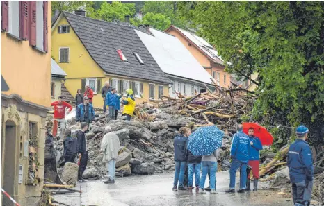  ?? FOTO: DPA ?? Diese riesige Schutthald­e vermittelt einen Eindruck von der zerstöreri­schen Gewalt der Wassermass­en in Braunsbach.