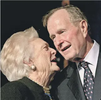  ?? ARCHIVO / REUTERS ?? Recuerdo. En la foto de 2002, se ve al expresiden­te junto a su esposa Barbara, quien falleció en abril pasado.