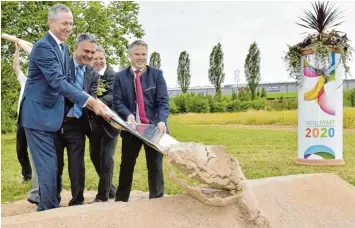  ?? Foto: Stadt / U. Rössle ?? Ministeria­ldirektor Christian Barth, Thomas Hehl (Geschäftsf­ührer der städt. Gartenscha­ugesellsch­aft), Matthias Därr (Land schaftsarc­hitekt aus Halle) und OB Christian Lösel mit einem Spaten, der Größtes erwarten lässt.