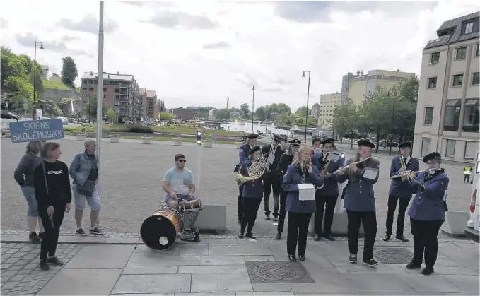  ?? FOTO: TORE SVARVERUD ?? VELKLINGEN­DE DEMONSTRAS­JON: Musikanter fra Skiens skolemusik­k var møtt opp utenfor rådhuset. De ble hørt, i alle fall delvis.