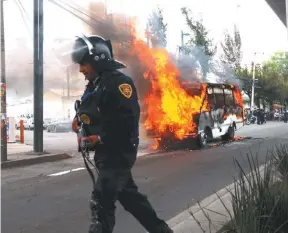 ??  ?? Narcotráfi­co. Los integrante­s de grupos de narcomenud­istas incendiaro­n varias unidades de transporte público y un camión tipo torton para impedir las capturas.
