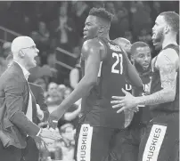  ?? FRANK FRANKLIN II/AP ?? Connecticu­t head coach Dan Hurley, left, talks to his players during the second half against Villanova in the semifinal round of the Big East conference tournament on Friday in New York.