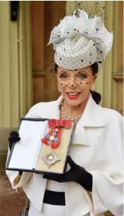  ?? FOTO: RITZAU SCANPIX ?? Dronning Elizabeth adlede i 2015 Joan Collins for hendes bidrag til faget i en lang karriere.