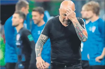  ?? FOTO: EFE ?? Jorge Sampaoli, desolado tras la debacle ante Croacia El técnico de la albicelest­e admitió que no acertó con su planteamie­nto