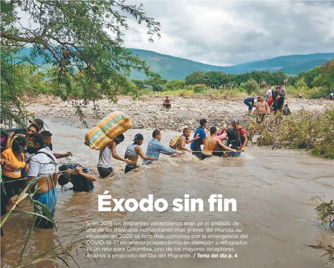  ?? / AFP ?? Un grupo de migrantes intentan llegar a Colombia atravesand­o el río Táchira, ante el cierre de los pasos migratorio­s con Venezuela.