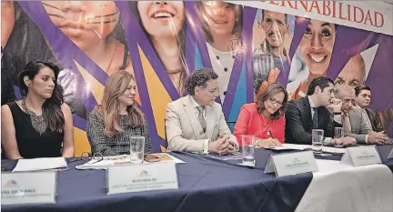  ?? KARINA DEFAS / EXPRESO ?? Firma. Yomaira Gavilanes, Ruth Hidalgo, el contralor Pablo Celi, la presidenta Elizabeth Cabezas, el ministro Richard Martínez y el legislador René Yandún.