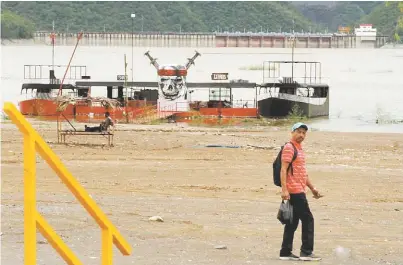  ?? ROBERTO ALANÍS ?? Juan Ignacio Barragán, director de AyD, reportó que la presa en Santiago tiene 39.9 por ciento de llenado; en la foto, un catamarán por fin toca agua tras la sequía.