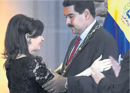  ?? (TÉLAM / ARCHIVO) ?? La mayor distinción. En 2013 Cristina condecoró a Maduro con la Orden del Libertador.