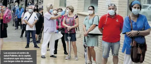  ??  ?? Los accesos al centro de salud Palleter, de la capital, mostraron ayer esta imagen con largas colas de usuarios.
GABRIEL UTIEL