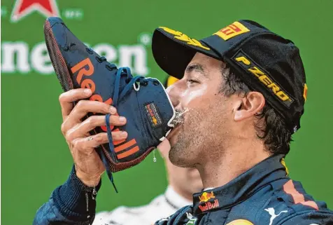  ?? Foto: afp ?? So feiern Australier ihre Erfolge in der Formel 1: China Gewinner Daniel Ricciardo bei der Siegerehru­ng in Shanghai.