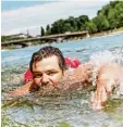  ?? Foto: dpa ?? David aus München schwimmt jeden Tag in der Isar zur Arbeit.