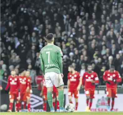  ?? BILD: Imago ?? Noch mit Fans, aber ohne Glück: Werders Milot Rashica steht am Anstoßkrei­s, während die Mainzer einen ihrer Treffer beim 5:0-Erfolg in Bremen in der Vorsaison feiern.