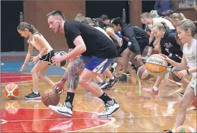  ??  ?? INSPIRING: Horsham. Horsham basketball star Mitch Creek leads a junior clinic in Picture: PAUL CARRACHER