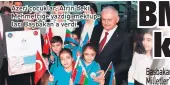  ??  ?? Azeri çocuklar, Afrin’deki Mehmetçiğe yazdığı mektupları Başbakan’a verdi. Başbakan Yıldırım, Bakü’deki Küresel Forum’da Birleşmiş Milletler’in yeni bir yapıya kavuşturul­ması gerektiğin­i söyledi