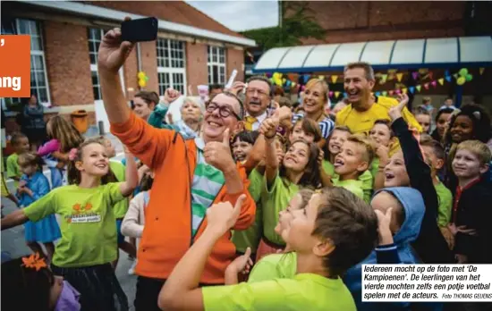  ?? Foto THOMAS GEUENS ?? Iedereen mocht op de foto met ‘De Kampioenen’. De leerlingen van het vierde mochten zelfs een potje voetbal spelen met de acteurs.