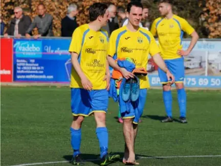  ?? FOTO KOEN FASSEUR ?? De spelers van Brasschaat druipen af. Volgend seizoen spelen ze opnieuw in tweede provincial­e.