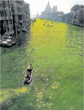  ??  ?? 21. El momento exacto. Un joven García Uriburu en plena acción, el 16 de junio de 1968. 2. Resultado. Así quedó el Gran Canal, como una obra del artista.