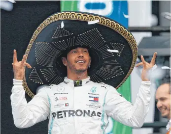  ?? FOTO: DPA ?? Tausche Sombrero gegen Weltmeiste­rkrone: Schon kommenden Sonntag in Austin könnte es für Lewis Hamilton so weit sein.
