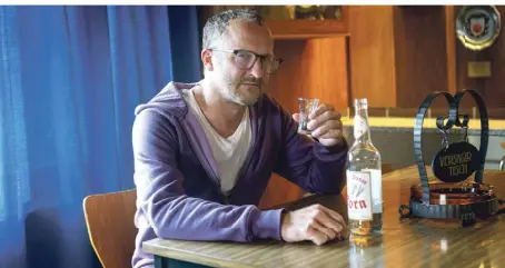  ?? FOTO: ARD DEGETO/BORIS LAEWEN ?? Gabriel Panski (Maximilian Brückner) trinkt an seinem eigenen Tisch. Der Heimkehrer ist in seinem kleinen Dorf nicht sonderlich beliebt.