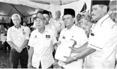  ??  ?? Shafie (second right) receives 450 membership applicatio­ns to join Warisan. At right is Warisan candidate forTanjung Batu,Ismail Senang and at extreme left is Ma’mun Sulaiman, Warisan candidate for Kalabakan.