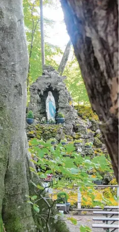  ?? Foto: Hans Bosch ?? Blick auf die Lourdesgro­tte nahe des Krumbads. Sie ist bei unserer Wanderung zwischen dem Krumbad und Ursberg ein weiterer Höhepunkt.