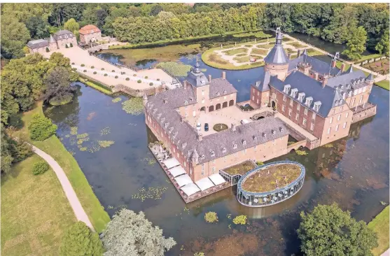  ??  ?? Die Wasserburg Anholt ist idyllisch gelegen in der Nähe der niederländ­ischen Grenze.