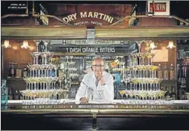  ??  ?? Javier de las Muelas detrás de la barra del Dry Martini de Barcelona