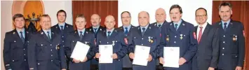  ?? Foto: Josef Trollmann ?? Ehrungen und Neuwahlen: (von links) Michael Schneid, Michael Hönle, Ralf Trollmann, Martin Herrmann (25 Jahre), Bernd Hönle, Michael Schneid (25 Jahre), Kreisbrand­inspektor Heinz Mayr, Hans Zinsmeiste­r (40 Jahre), Bernhard Mayer, Alfred Herrmann (40...