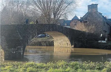  ?? | PHOTO : OUEST-FRANCE ?? Après le bourg de Léhon, le vieux pont en pierres permet de rejoindre le chemin de halage.