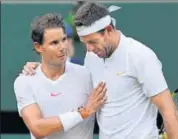  ?? REUTERS ?? Rafael Nadal embraces Juan Martin Del Potro after winning a marathon quarterfin­al match.