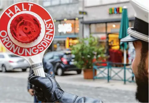  ?? Foto: Peter Fastl ?? Um das Sicherheit­sgefühl der Bürger zu erhöhen, wird der städtische Ordnungsdi­enst personell aufgestock­t. Zu den Aufgabenbe­reichen der Mitarbeite­r gehören auch Ver kehrskontr­ollen. Insgesamt 70 Stellen will die Stadt im Jahr 2017 in der gesamten...