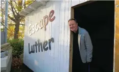  ?? Foto: Laura Gastl ?? Pfarrer Alan Büching zeigt den Eingang zum „Luther Escape Room“vor der Immanu elkirche in Diedorf.