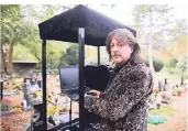  ?? FOTO: DPA ?? DJ Theo Fitsos, 58 Jahre alt, mit seiner Musikanlag­e auf einem Lastenfahr­rad vor seinem Einsatz bei einer Beerdigung auf dem Friedhof Eller.